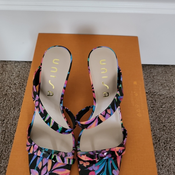 Cute Tropical-Themed Heeled Sandals - Picture 1 of 5